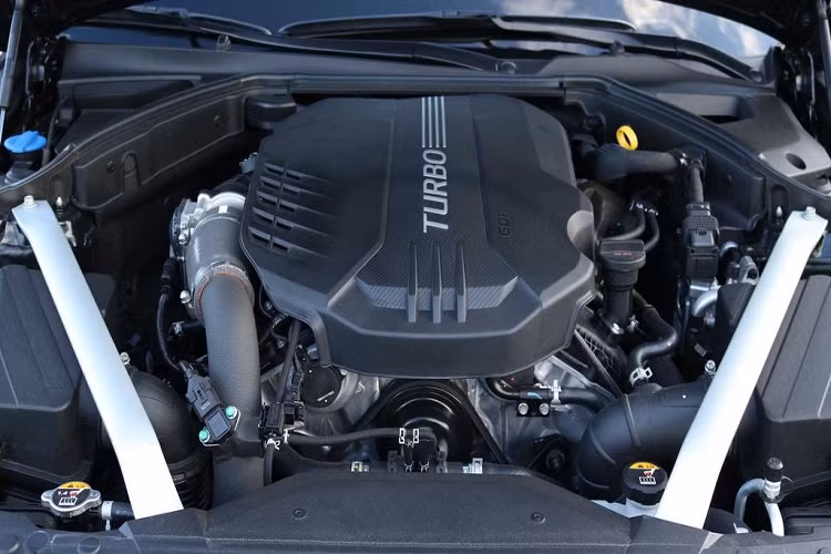 Ngoài ra, Genesis còn cung cấp thêm 1 lựa chọn mạnh mẽ hơn trên G70 là khối máy V6 Twin-Turbo, sản sinh công suất lên tới 365 sức ngựa.