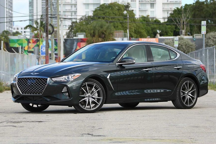 Để giới thiệu đôi nét, G70 vốn là mẫu xe đầu tiên của Genesis với định hướng thâm nhập vào phân khúc xe sang và cạnh tranh trực tiếp với các đối thủ như BMW 3-series. Xe sang Genesis G70 được trang bị khối động cơ tiêu chuẩn I4 2.0 lít Turbo với mức công suất cực đại 252 mã lực, “đá cặp” cùng hộp số tự động 8 cấp hoặc hộp số sàn 6 cấp.