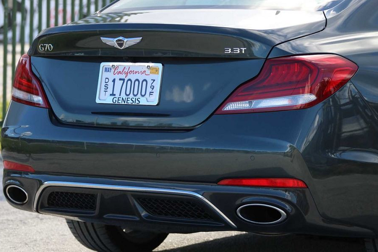 Tuy nhiên, hai phiên bản G70 sử dụng động cơ 2.0 lít và hộp số sàn 6 cấp hoặc V6 Twin-turbo sẽ không được hưởng chính sách ưu đãi này. Điều đó có nghĩa rằng các khách hàng chỉ có thể sở hữu phiên bản G70 2.0 Turbo AT với mức giá hấp dẫn như trên.