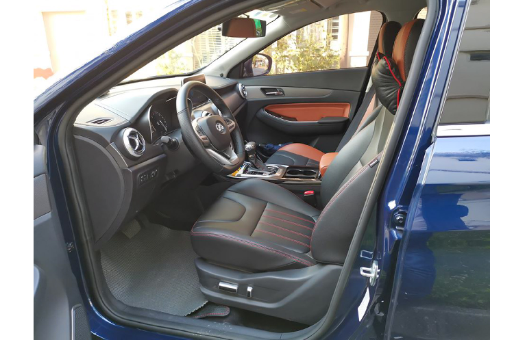 Về tiện nghi giải trí, hỗ trợ lái và an toàn, mẫu xe BAIC X55 mới được trang bị tương đối đầy đủ với camera lùi, cruise control, start/stop, phanh tay điện tử, màn hình giải trí 9 inch đặt dọc lên mặt bảng táp-lô, cùng với các khe gió điều hoà, phong cách thiết kế này rất dễ gợi nhớ đến nội thất của các mẫu xe nhà Mercedes-Benz.