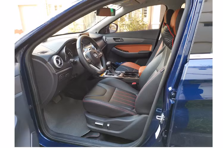 Về tiện nghi giải trí, hỗ trợ lái và an toàn, mẫu xe BAIC X55 mới được trang bị tương đối đầy đủ với camera lùi, cruise control, start/stop, phanh tay điện tử, màn hình giải trí 9 inch đặt dọc lên mặt bảng táp-lô, cùng với các khe gió điều hoà, phong cách thiết kế này rất dễ gợi nhớ đến nội thất của các mẫu xe nhà Mercedes-Benz.