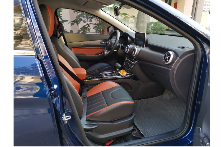 Hệ thống điều hòa tự động với cửa gió ghế phía sau, sổ trời toàn cảnh. Bên cạnh các hệ thống an toàn tiêu chuẩn như loạt phanh ABS/BA/EBD, cân bằng điện tử, chống trượt,…