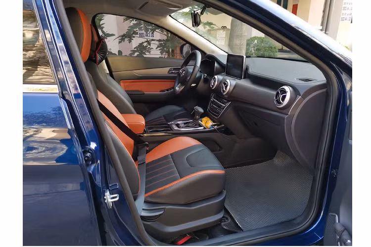 Hệ thống điều hòa tự động với cửa gió ghế phía sau, sổ trời toàn cảnh. Bên cạnh các hệ thống an toàn tiêu chuẩn như loạt phanh ABS/BA/EBD, cân bằng điện tử, chống trượt,…