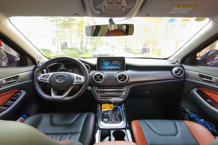 Để tăng sự tiện nghi, xe đã trang bị thêm một số món như: ghế chỉnh điện, cảnh báo điểm mù (sử dụng 2 cảm biến riêng), màn hình hiển thị trên kính lái (HUD), camera hành trình, bệ bước, thảm da chân, cốp, nẹp chân kính… Xe đang tìm chủ mới với mức giá mong muốn 548 triệu đồng.