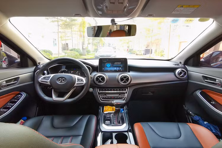 Để tăng sự tiện nghi, xe đã trang bị thêm một số món như: ghế chỉnh điện, cảnh báo điểm mù (sử dụng 2 cảm biến riêng), màn hình hiển thị trên kính lái (HUD), camera hành trình, bệ bước, thảm da chân, cốp, nẹp chân kính… Xe đang tìm chủ mới với mức giá mong muốn 548 triệu đồng.