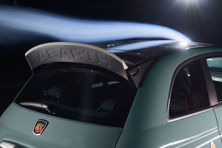 Abarth 695 70th Anniversario được sơn màu xanh lá cây Monza 1958 như một sự tôn vinh màu sắc của chiếc 500 Abarth đầu tiên lập sáu kỷ lục quốc tế tại Monza nhiều năm về trước với các chi tiết được điểm xuyết màu xám Campovolo như cánh lướt gió, bộ bodykit và nắp gương.