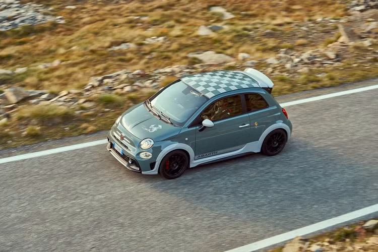 Chiếc xe được trang bị động cơ tăng áp 1,4 lít sản sinh công suất 180 mã lực và mô-men xoắn 250Nm cho phép chiếc xe có thể tăng tốc từ 0-100km/h chỉ trong vòng 6,7 giây và đạt tốc độ tối đa lên tới 225km/h với cánh lướt gió ở vị trí nằm ngang nhất.