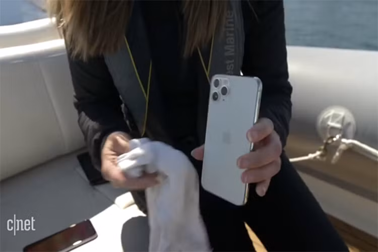 Thu kha nang chong nuoc cua dien thoai iPhone 11-Hinh-5