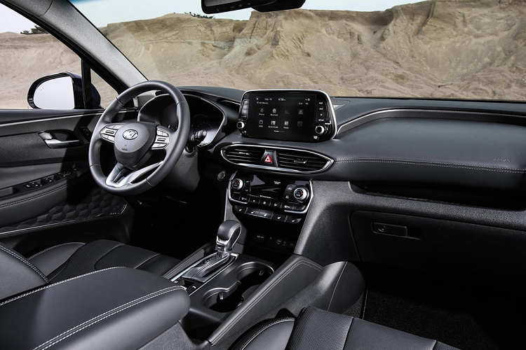 SantaFe 2020 bản tiêu chuẩn được trang bị màn hình 7 inch hỗ trợ Android Auto và Apple CarPlay. Các bản cao hơn được tích hợp hệ thống dẫn đường AVN 5.0 mới nhất của Hyundai. Sạc không dây là trang bị tiêu chuẩn trên SEL khi chọn gói Convenience Package.