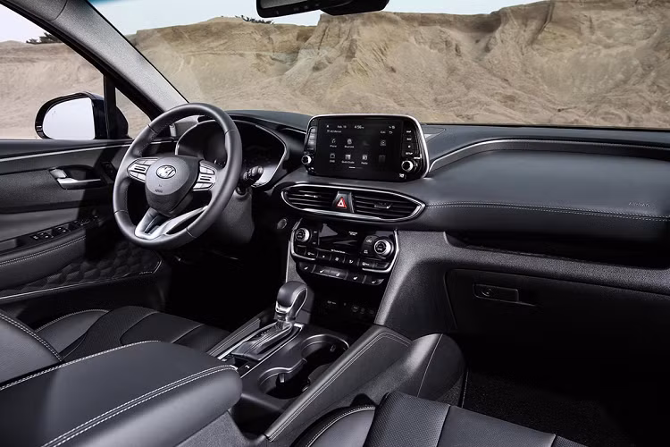 SantaFe 2020 bản tiêu chuẩn được trang bị màn hình 7 inch hỗ trợ Android Auto và Apple CarPlay. Các bản cao hơn được tích hợp hệ thống dẫn đường AVN 5.0 mới nhất của Hyundai. Sạc không dây là trang bị tiêu chuẩn trên SEL khi chọn gói Convenience Package.