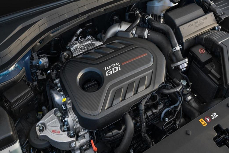 Cũng như model năm ngoái, Hyundai SantaFe 2020 được trang bị động cơ GDI 2.4L bốn xi-lanh thẳng hàng cho công suất 184 mã lực, hoặc động cơ tăng áp 2.0L bốn xi-lanh thẳng hàng cho công suất 235 mã lực. Cả hai đều sử dụng hộp số tự động 8 cấp.