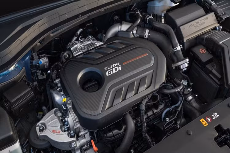 Cũng như model năm ngoái, Hyundai SantaFe 2020 được trang bị động cơ GDI 2.4L bốn xi-lanh thẳng hàng cho công suất 184 mã lực, hoặc động cơ tăng áp 2.0L bốn xi-lanh thẳng hàng cho công suất 235 mã lực. Cả hai đều sử dụng hộp số tự động 8 cấp.