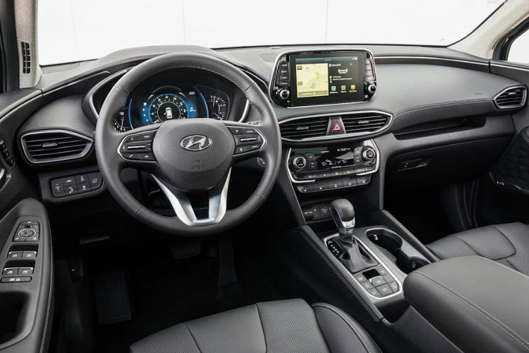 Giá xe Hyundai SantaFe 2020 sẽ khởi điểm từ 26.995 USD (tương đương 626 triệu đồng tại thị trường Mỹ cho bản tiêu chuẩn SE, tăng 150 USD so với model năm ngoái. Bản SEL từ 28.745 USD (khoảng 667 triệu đồng), còn bản cao nhất Limited từ 36.745 USD (khoảng 852 triệu đồng).