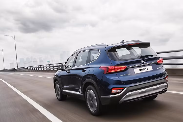 SantaFe 2020 bản SE và SEL còn có thêm tính năng cảnh báo sự hiện diện của người ngồi sau, tránh tình trạng bỏ quên người hoặc vật nuôi trên xe.