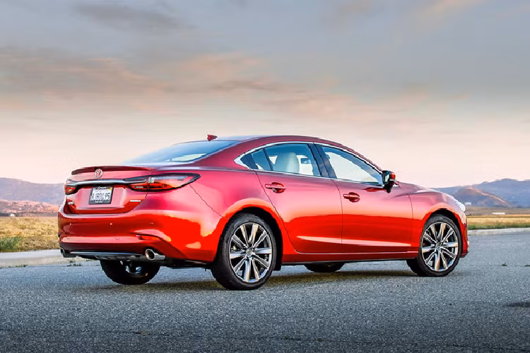 Trong khi đó, bản Mazda6 Grand Touring Reserve mới (33.120 USD) và Signature (36.220 USD) sở hữu động cơ tăng áp 2.5L, 4 xi-lanh sản sinh công suất 250 mã lực và mô-men xoắn 420 Nm, đi cùng hộp số tự động 6 cấp.