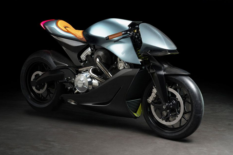 Được thiết kế với hai sắc chủ đạo của đội đua Aston: Stirling Green và Lime Essence trên nền đen mờ của bánh xe, trục và cụm phanh, Aston Martin AMB 001 mới sử dụng thân xe dệt bằng sợi carbon. Động cơ được trang bị trên con "quái vật" này là loại V-Twin Tăng áp, sinh công 180 mã lực. Trọng lượng khô của chiếc AMB 001 được công bố chỉ ở mức 180 kg.