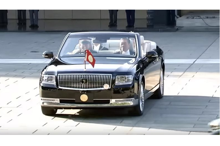 Mới đây, trong buổi diễu hành của tân Nhật hoàng Naruhito trên đường phố thủ đô Tokyo tới cung điện Akasaka, người dân Nhật Bản và giới truyền thông quốc tế đã khá bất ngờ về chiếc Toyota Century Convertible mới phiên bản mui trần mà Nhật hoàng sử dụng.