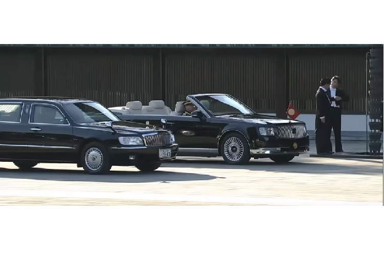 Mặc dù đã chính thức ra mắt công chúng Nhật Bản nhưng Toyota vẫn khá kín tiếng về chiếc xe đặc biệt này. Nếu chỉ nhìn bên ngoài, dường như mẫu Century phiên bản mui trần sẽ không đón nhận nhiều sự khác biệt so với bản mui cứng.