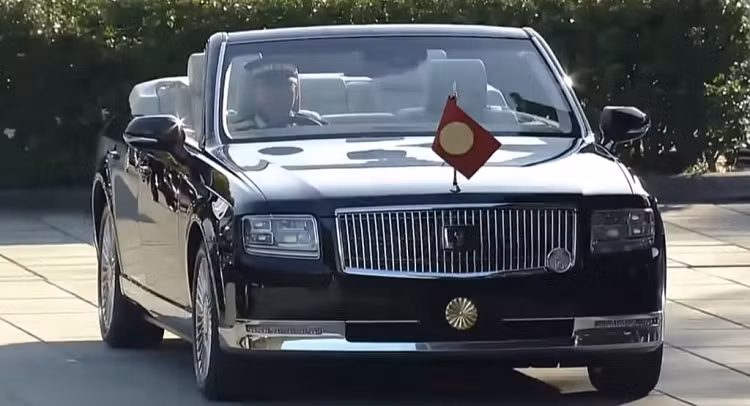 Nhiều nguồn tin rò rỉ cho biết, hàng ghế sau của mẫu xe sang Toyota Century Convertible được thiết kế với độ dựng lớn hơn 40 mm so với bản mui cứng nhằm giúp Nhật hoàng có một tư thế ngồi thẳng, tạo sự gần gũi hơn giữa Hoàng đế với nhân dân.