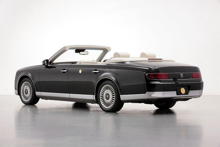 Đây là lần đầu tiên sau 30 năm, Hoàng gia Nhật Bản sử dụng một chiếc xe mới cho buổi diễu hành quan trọng như vậy, kể từ năm 1990 với "trọng trách" được giao cho chiếc Rolls-Royce Corniche. Ngoài ra, sau buổi diễu hành, chiếc Toyota Century Convertible này sẽ được tiếp tục sử dụng để chuyên chở Nhật hoàng Naruhito đến các sự kiện quan trọng khác như Thế vận hội Olympic mùa hè 2020 ở Tokyo sắp diễn ra.