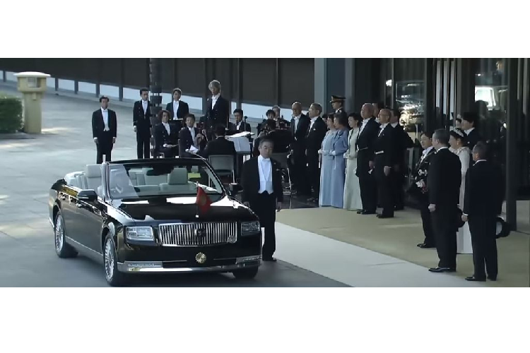 Trước đó, có nhiều tin đồn cho rằng, mẫu xe mà Nhật hoàng dùng để di chuyển trong buổi diễu hành mừng ngày đăng cơ sẽ là một phiên bản mui cứng thay vì mui trần.