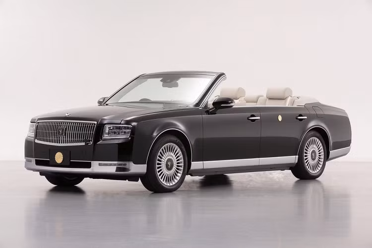 Được biết, "trái tim" của Toyota Century Convertible là khối động cơ hybrid kết hợp với động cơ V8 5.0L cho ra công suất tổng 425 mã lực.