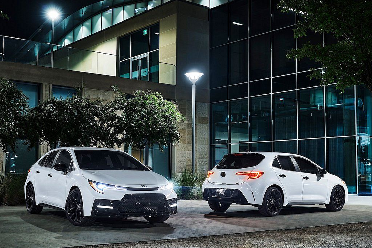 Trong khi đó tới thời điểm hiện tại, chiếc xe đã được bán ra gần tròn 1 năm ở nhiều thị trường trên Thế giới - trong đó có nước Mỹ. Tiếp tục muốn thúc đẩy lượng bán cho Corolla, Toyota vừa công bố thêm phiên bản đặc biệt mới Nightshade cho chiếc xe và bổ sung thêm nhiều trang bị tiêu chuẩn với đời 2020.