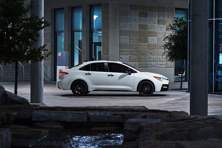 Nếu không muốn trang trí ngoại thất với nhiều chi tiết nhỏ màu đen như bản Nightshade, khách hàng nay cũng có tuỳ chọn mui màu đen cho những chiếc Corolla màu ngọc trai Blizzard, đồng Oxide, bạc Classic Silver Metallic, xanh Blue Flame và đỏ Smoked Paprika.