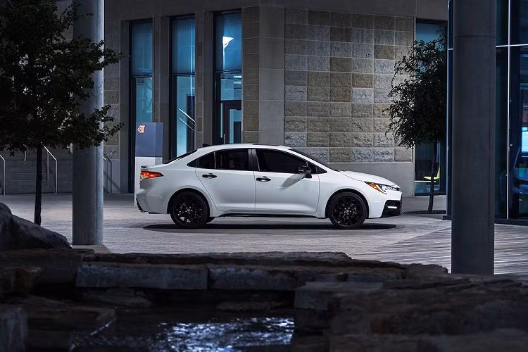 Nếu không muốn trang trí ngoại thất với nhiều chi tiết nhỏ màu đen như bản Nightshade, khách hàng nay cũng có tuỳ chọn mui màu đen cho những chiếc Corolla màu ngọc trai Blizzard, đồng Oxide, bạc Classic Silver Metallic, xanh Blue Flame và đỏ Smoked Paprika.