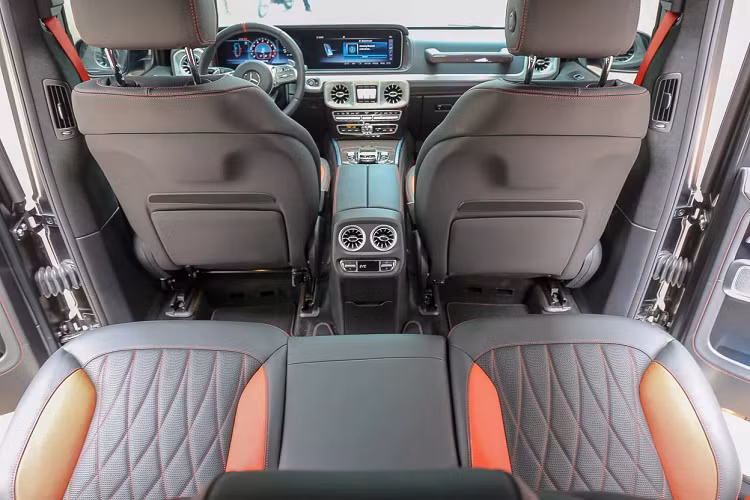 Trên bản G6 Edition 1, chất liệu da cao cấp cụ thể là da Nappa được sử dụng nhiều hơn đi kèm nhiều công nghệ hàng đầu hiện nay, giúp người lái thoải mái tận tưởng chuyến đi kể cả khi on-road hay off-road. Xe còn được trang bị màn hình đôi Widescreen Cockpit 12.3 inch, lỗ thông gió điều hoà kiểu tuabin, hệ thống đèn viền nội thất 64 tùy chọn màu sắc.