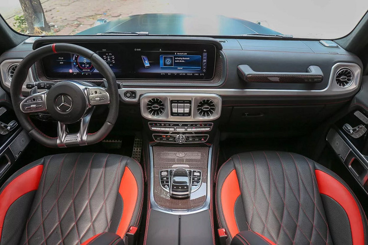 Tương tự ngoại thất, điểm nhấn bên trong khoang lái của ông vua địa hình Mercedes-AMG G63 Edition 1 đời 2019 tại Việt Nam còn có sợi carbon màu đỏ ở bảng điều khiển trung tâm và các chi tiết như dây dai an toàn, viền ở trên đỉnh vô-lăng hay các đường chỉ may màu đỏ.