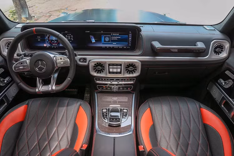 Tương tự ngoại thất, điểm nhấn bên trong khoang lái của ông vua địa hình Mercedes-AMG G63 Edition 1 đời 2019 tại Việt Nam còn có sợi carbon màu đỏ ở bảng điều khiển trung tâm và các chi tiết như dây dai an toàn, viền ở trên đỉnh vô-lăng hay các đường chỉ may màu đỏ.