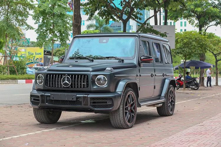 Giá xe Mercedes-AMG G63 Edition 1 2019 có giá bán khởi điểm tại thị trường nước ngoài từ 216.475 đô la (tương đương 5,05 tỷ đồng), đây cũng là mức giá bán đắt nhất cho cả 3 phiên bản Mercedes-AMG G63 đời 2019. Mặc dù chưa được công bố, nhưng Mercedes-AMG G63 Edition 1 2019 được đồn bán ra khoảng hơn 12 tỷ tại đại lý tư nhân Việt Nam.