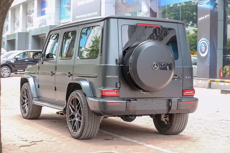 G63 Edition 1 2019 vẫn có 3 khóa vi sai, hộp số với chế độ cầu thấp và 3 chế độ offroad khác nhau: Sand, Trail và Rock. Và lần đầu tiên chiếc xe đã được trang bị hệ thống treo wishbone kép độc lập ở trục trước, được gắn trực tiếp lên khung chính mà không cần tới khung phụ. Hệ thống treo sau là loại liên kết 5 điểm.