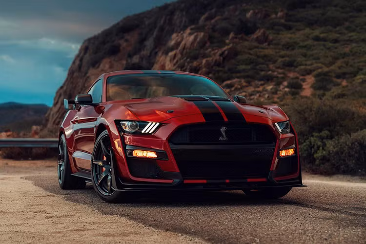 Shelby GT500 thế hệ mới có thể đạt được khả năng tăng tốc tốt như vậy một phần nhờ vào hộp số ly hợp kép 7 cấp được phát triển với sự hợp tác cùng Tremec. Được trang bị cơ chế điều khiển bằng máy tính, phản hồi của hộp số với tốc độ vòng tua máy diễn ra trong 80 mili giây.