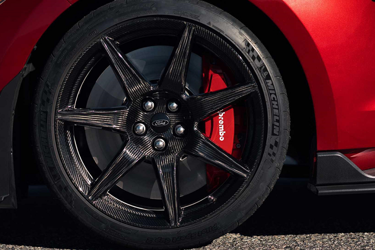 Không chỉ tăng tốc nhanh, khả năng hãm tốc của xe cũng khá tốt với hệ thống phanh Brembo. 2 đĩa phanh phía trước có kích thước lên đến 420 mm, Ford tuyên bố đây là kích cỡ đĩa phanh lớn nhất từng có trên một mẫu coupe thể thao sản xuất tại Mỹ. Diện tích ma sát của phanh lớn hơn 20% so với hệ thống phanh trên Shelby GT350.