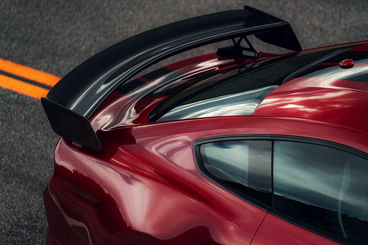 Gói tùy chọn có thể là gói độ carbon trị giá 18.500 USD với các trang bị như mâm xe carbon 20 inch, hốc hút gió phía trước và cánh gió sau.