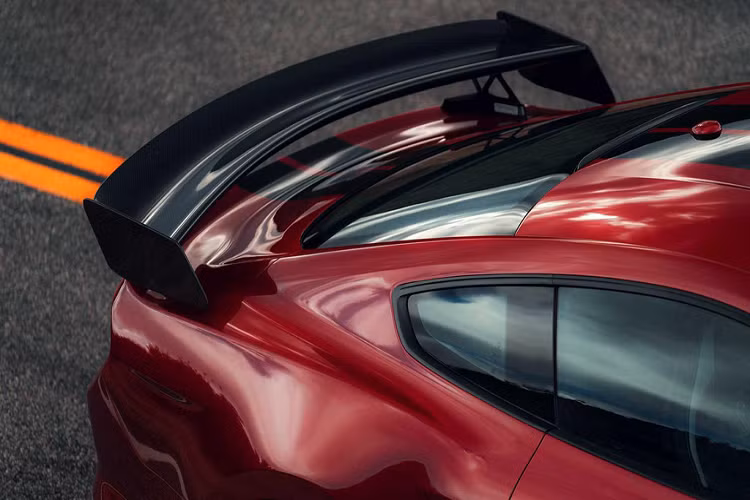 Gói tùy chọn có thể là gói độ carbon trị giá 18.500 USD với các trang bị như mâm xe carbon 20 inch, hốc hút gió phía trước và cánh gió sau.