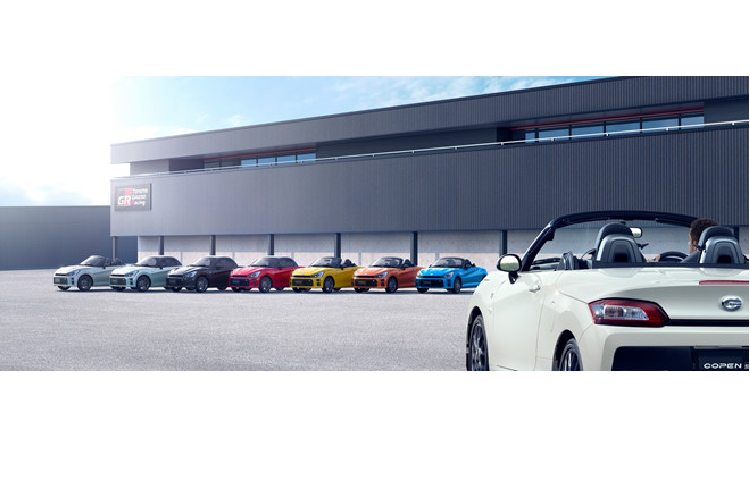 Khoang lái Toyota Copen GR Sport được trang bị ghế thể thao Recaro thêu biểu tượng “GR”, vô lăng bọc da, nhiều chi tiết trang trí bằng kim loại và được sơn đen bóng.