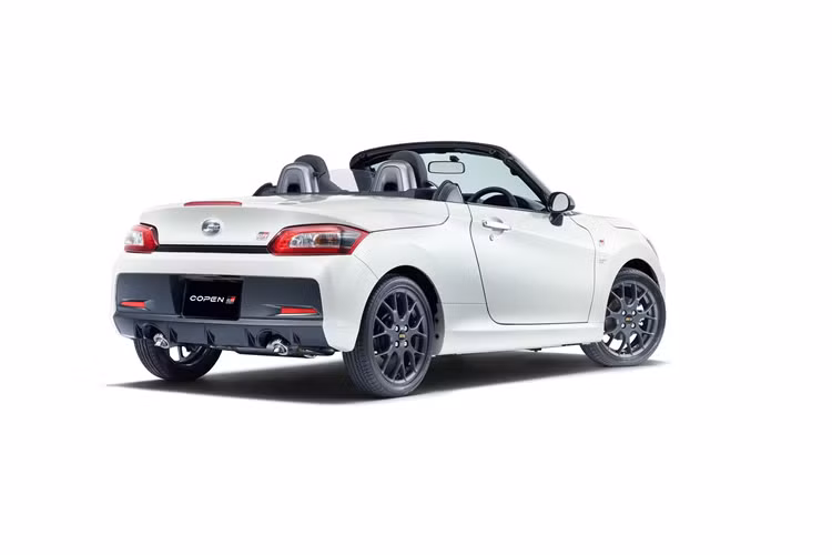 mẫu xe Toyota Copen GR Sport có giá lần lượt 21.972 USD và 22.480 USD cho bản số tự động CVT và số sàn 5 cấp. Cả hai được trang bị động cơ tăng áp 660 cc với dẫn động cầu trước và vi sai chống trượt LSD.