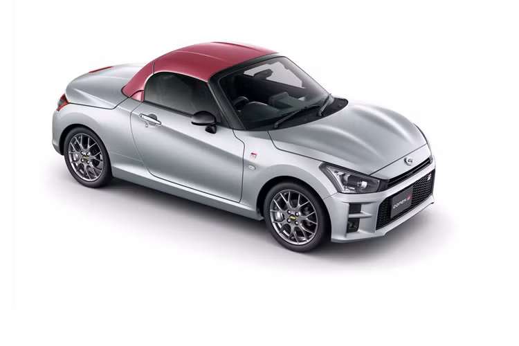Ngoại thất xe mui trần Toyota Copen GR Sport được nâng cấp với cản trước, cản sau và lưới tản nhiệt thiết kế mới. Xe sử dụng la-zăng hợp kim tăng cứng BBS, đèn pha, đèn hậu và đèn sương mù LED. Biểu tượng “GR Sport” được gắn trên xe.