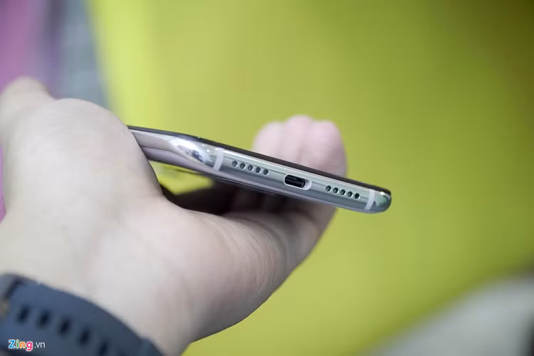 Cạnh đáy của máy chứa loa ngoài và cổng sạc. Giắc cắm tai nghe 3,5 mm được đặt ở trên đỉnh máy. 