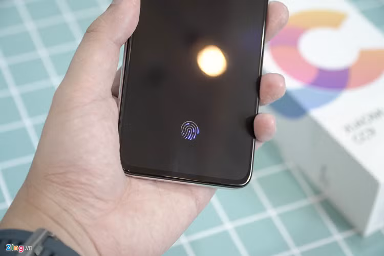 Máy cũng được tích hợp cảm biến vân tay dưới màn hình. Tốc độ nhận diện của nó tương đối nhanh.