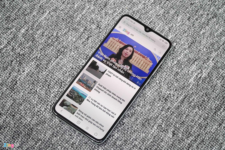 Mi CC9 được trang bị bộ xử lý Snapdragon 710, dung lượng RAM tùy chọn 6/8 GB tương ứng với bộ nhớ trong 64/128 GB. Máy được chạy trên nền Android 9.0, tùy biến theo giao diện MIUI 10. Model này sở hữu viên pin có dung lượng 4.030 mAh, tích hợp công nghệ sạc nhanh 18 W. 