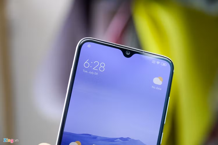 Máy có thiết kế tương tự mẫu Xiaomi Mi 9. Phần màn hình giọt nước ở mặt trước có kích thước 6,4 inch, độ phân giải Full HD+, sử dụng tấm nền AMOLED. Màn hình này có độ sáng cao, màu sắc rực rỡ, nịnh mắt.