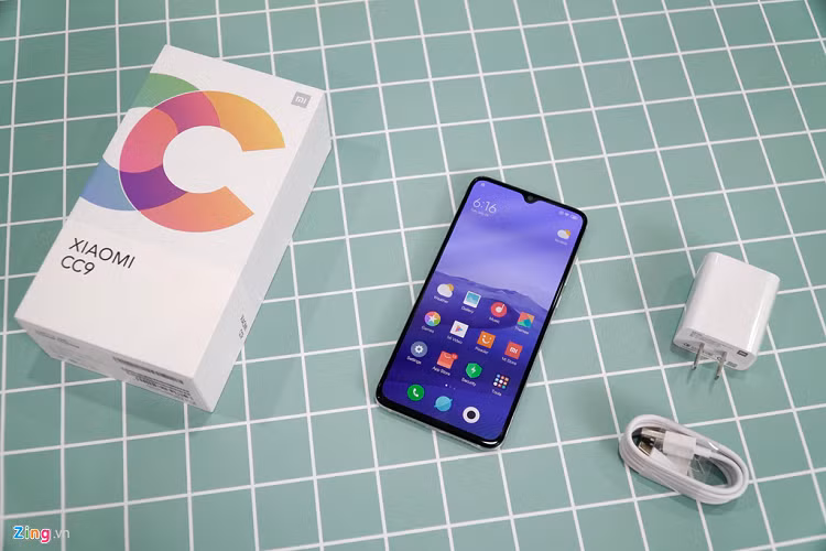 Xiaomi Mi CC9 tại Việt Nam về theo đường "xách tay" với mức giá khoảng 7 triệu đồng. Máy cạnh tranh trực tiếp với một số sản phẩm như Realme 3 Pro, Huawei Y9 Prime (2019), Samsung Galaxy A50 hay Vivo V15.