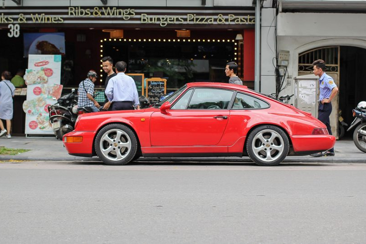 Tuy nhiên, có lẽ ít ai biết tới việc từ trước đây, đã có một số chiếc xe thể thao từ Porsche đã được đưa về Việt Nam như Porsche 356 Speedster,…Trong số ít những chiếc Porsche được đưa về Việt Nam từ thế kỉ 20 phải kể đến chiếc 911 Carrera 4 thuộc thế hệ thứ 3 của dòng này.