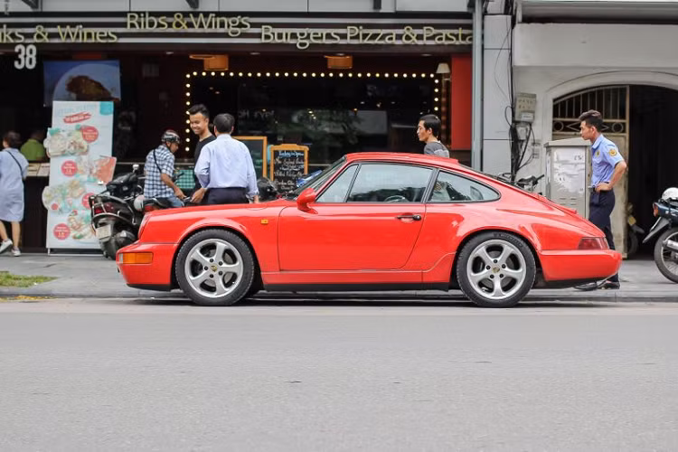 Tuy nhiên, có lẽ ít ai biết tới việc từ trước đây, đã có một số chiếc xe thể thao từ Porsche đã được đưa về Việt Nam như Porsche 356 Speedster,…Trong số ít những chiếc Porsche được đưa về Việt Nam từ thế kỉ 20 phải kể đến chiếc 911 Carrera 4 thuộc thế hệ thứ 3 của dòng này.