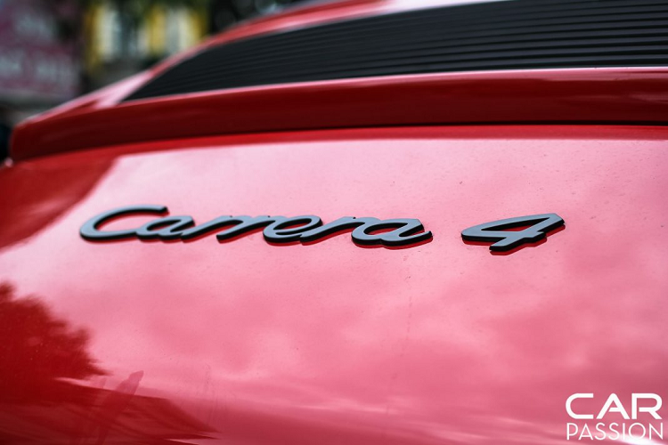 Chiếc Porsche 964 tại Việt Nam thuộc phiên bản Carrera 4 với màu sơn đỏ sáng nổi bật. Theo một số nguồn tin, chiếc xe được đưa về Việt Nam từ khoảng 30 năm trước bởi một người ngoại quốc và được sử dụng tới thời điểm hiện tại. Chiếc xe thường xuyên được kiểm tra và bảo dưỡng chính hãng tại Hà Nội cũng như được chủ xe chăm sóc kỹ lưỡng nên sau một thời gian dài vận hành trên những nẻo đường thủ đô, chiếc 964 trông vẫn còn khá “mới”.