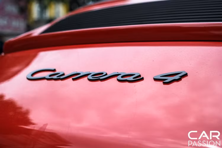 Chiếc Porsche 964 tại Việt Nam thuộc phiên bản Carrera 4 với màu sơn đỏ sáng nổi bật. Theo một số nguồn tin, chiếc xe được đưa về Việt Nam từ khoảng 30 năm trước bởi một người ngoại quốc và được sử dụng tới thời điểm hiện tại. Chiếc xe thường xuyên được kiểm tra và bảo dưỡng chính hãng tại Hà Nội cũng như được chủ xe chăm sóc kỹ lưỡng nên sau một thời gian dài vận hành trên những nẻo đường thủ đô, chiếc 964 trông vẫn còn khá “mới”.